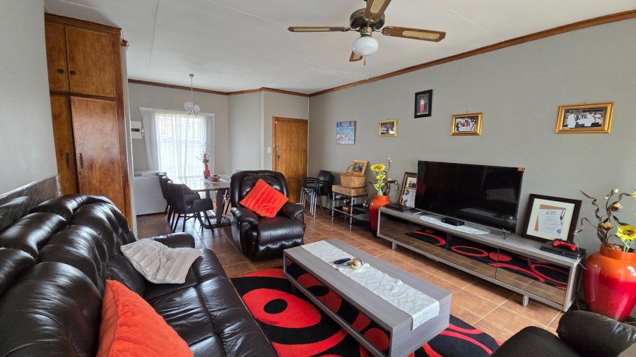 2 Bedroom Property for Sale in Langenhovenpark Free State